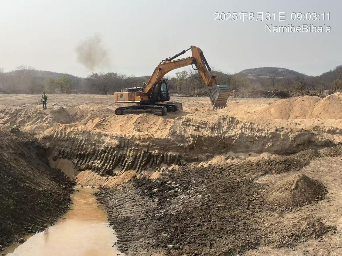 Escavadora em trabalho de terraplanagem para reabilitação de barragens em Bicala, Angola