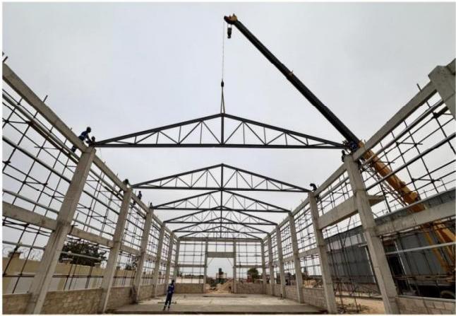 Montagem de estrutura metálica em fábrica de fertilizantes no Namibe