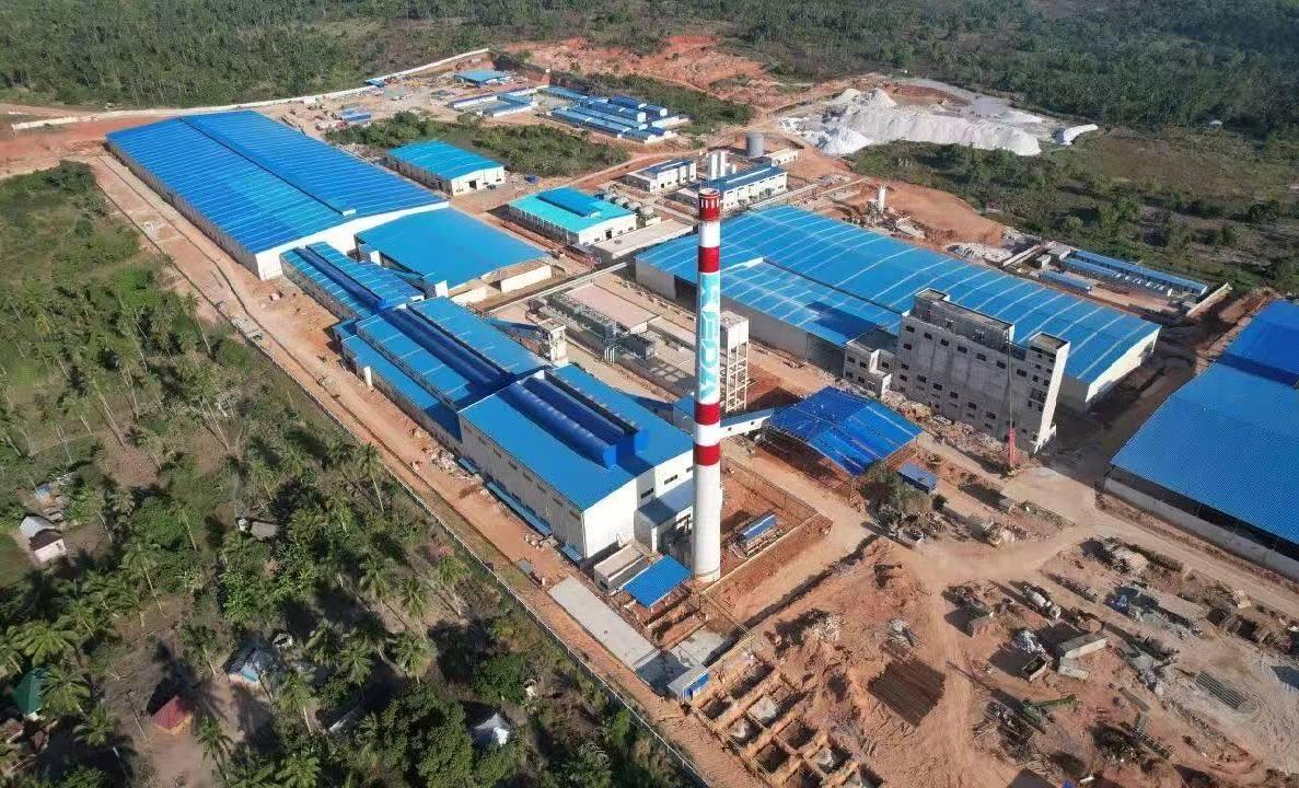 Projecto de Vidro Float em Angola com estrutura industrial e apoio de equipamentos pesados