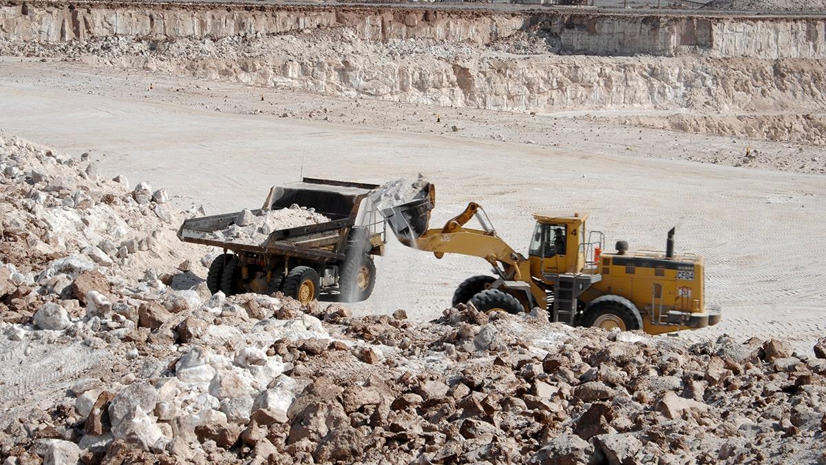 Exploração de mina de quartzo em Angola com apoio de equipamentos pesados