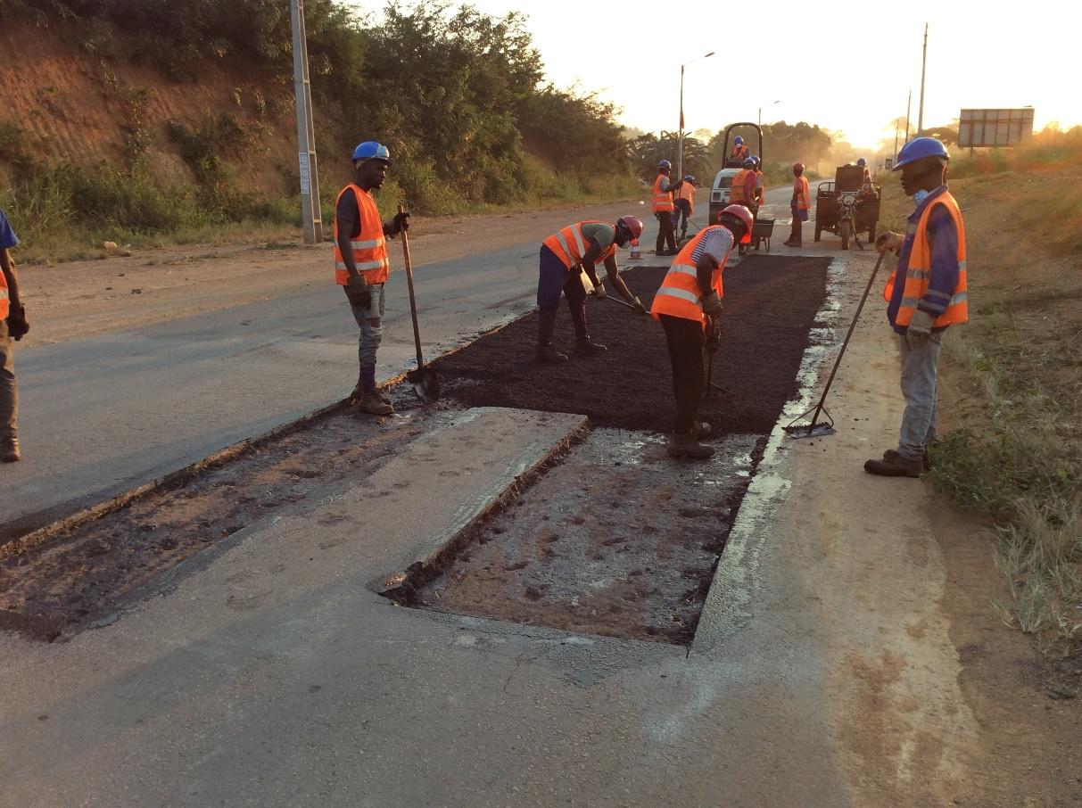 Nivelamento de estrada no Namibe com equipamento pesado para construção rodoviária