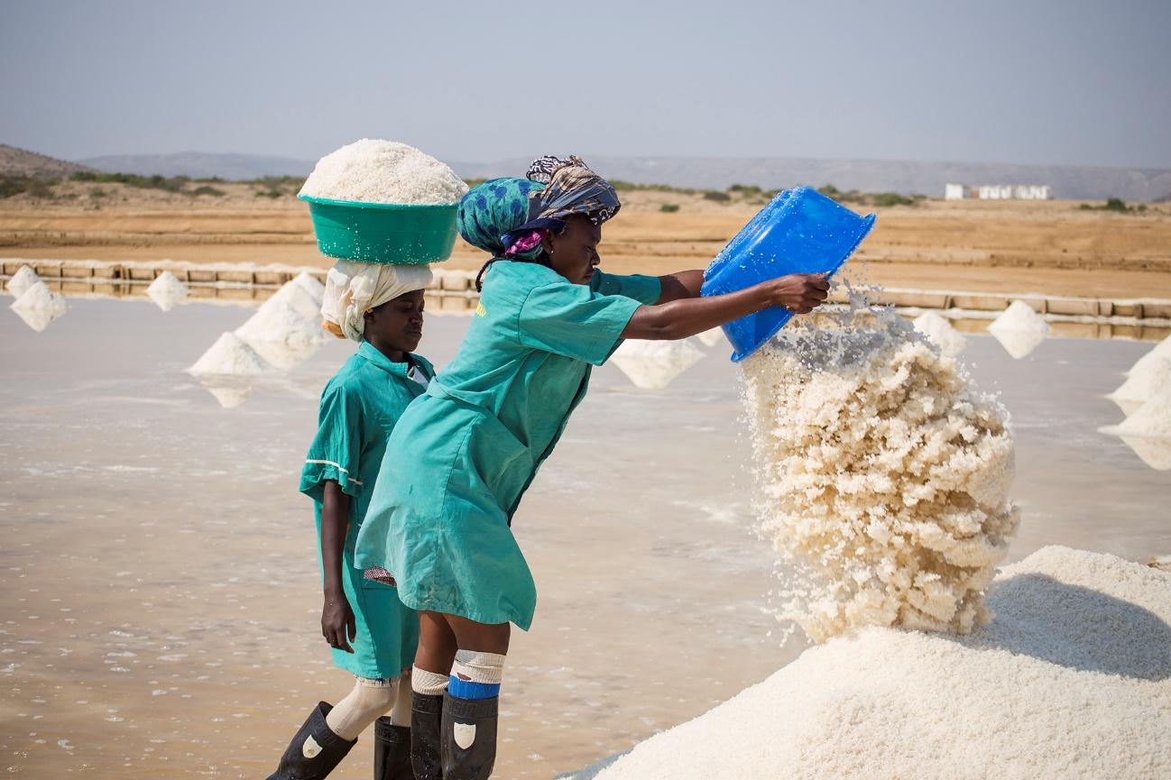 Produção de sal em Benguela com trabalhadores em área de salina