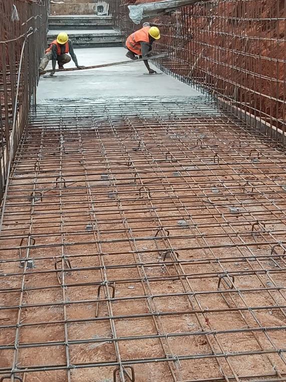 Obra de construção civil em Luanda com armadura e betonagem